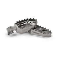 AKRAPOVIC ADVENTURE FOOTPEG КОМПЛЕКТ (TITANIUM) YAMAHA TÉNÉRÉ 700 2025