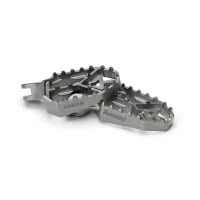 AKRAPOVIC ADVENTURE FOOTPEG КОМПЛЕКТ (TITANIUM) SUZUKI V-STROM 800/800DE/1050 2020-20