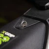 X-GRIP БОЛТ SZYBKIEGO MONTAZU\/DEMONTAZU СИДІННЯ KTM SX-F\/SXF '23-, , EXC-F\/EXCF '23- ,TPI, EXC (TPI) '23-, HUSQVARNA FC '23-, FE '24-, TE '24-, КОЛІР СРІБНИЙ - зображення 2