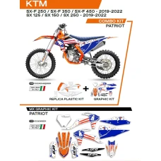 UFO КОМПЛЕКТ ПЛАСТІКОВ ПЛЮС КОМПЛЕКТ НАЛІПОК (OKLEIN) KTM SX/SXF 125/150/250/350/450 '19-'22 W КОМПЛЕКТІ ПЕРІД TABLICA (KT04094) І КРИШКИ АМОТРТИЗАТОРІВ (KT04055) PATRIOT КОЛІР OEM (БІЛИЙ/ СИНІЙ)
